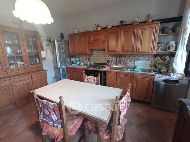 Casa bi/trifamiliare in residenziale in 