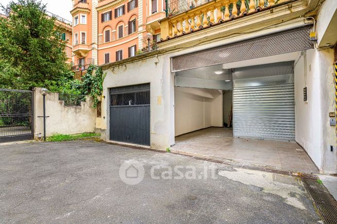 Box/posto auto in residenziale in Corso Trieste 86 a