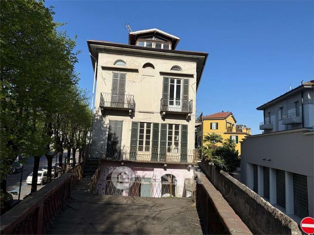 Casa bi/trifamiliare in residenziale in 