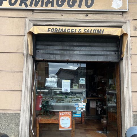 Negozio/locale commerciale in commerciale in Via Napoli 81 r