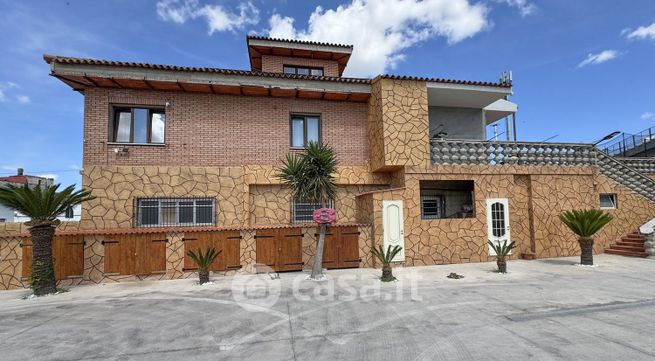 Appartamento in residenziale in Via Adua 5