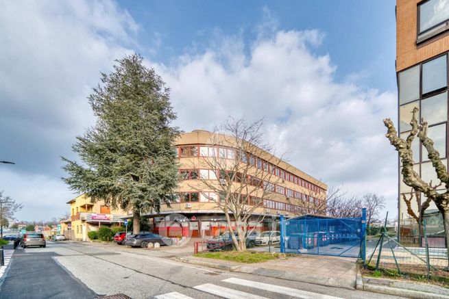 Ufficio in commerciale in Via Alpi Graie 8