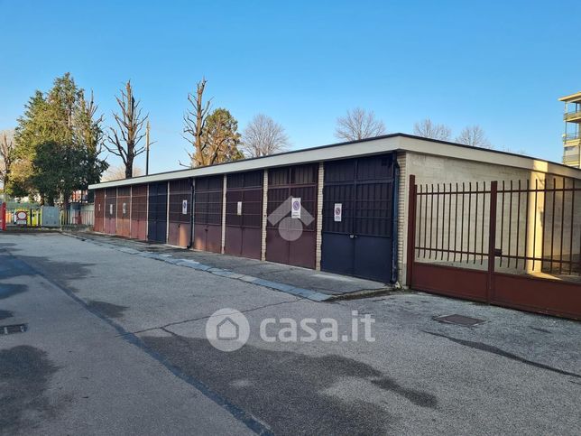 Box/posto auto in residenziale in Via Giacomo Leopardi 11