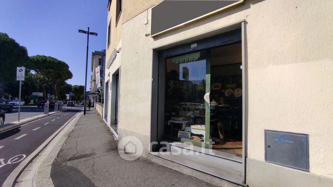 Negozio/locale commerciale in commerciale in Piazza Leon Battista Alberti 6