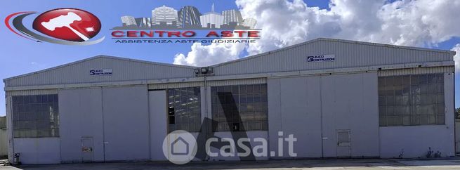 Capannone in commerciale in Via Enrico Fermi
