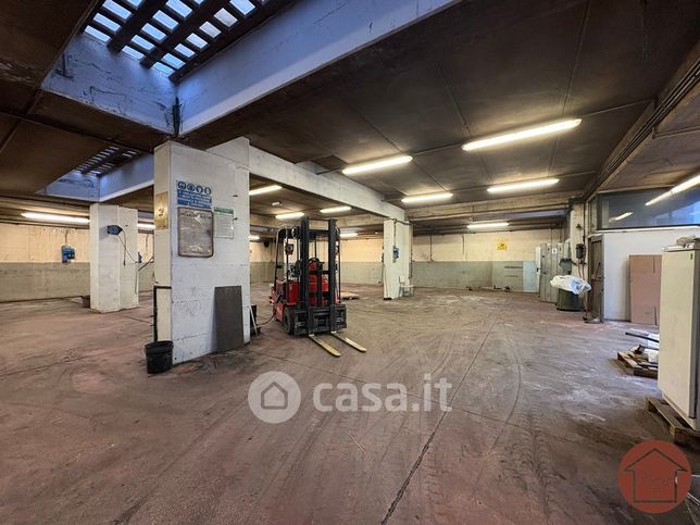 Capannone in commerciale in Via Crespano