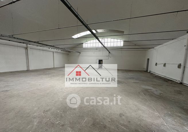 Capannone in commerciale in 