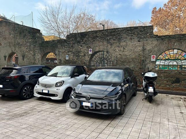 Box/posto auto in residenziale in Via Azzo Gardino