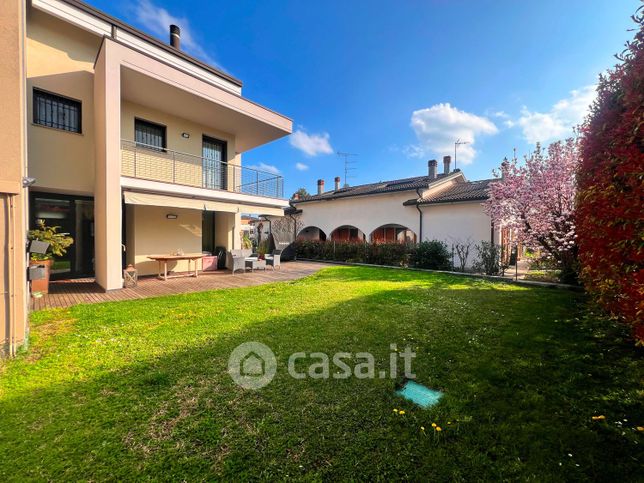 Casa bi/trifamiliare in residenziale in Via Pietro Nenni