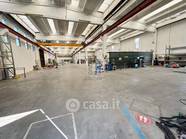 Capannone in commerciale in 