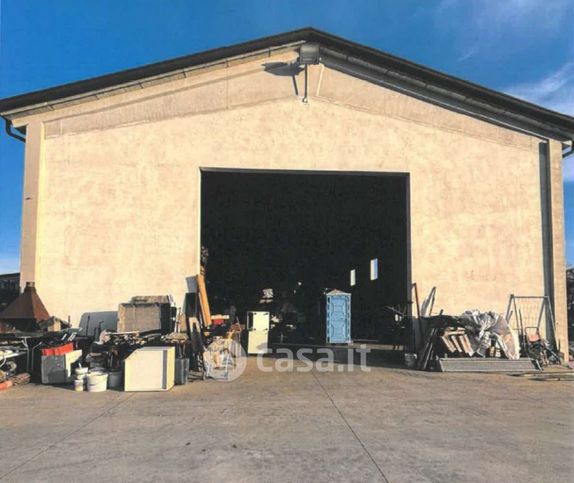 Capannone in commerciale in Via Rugoletto 27