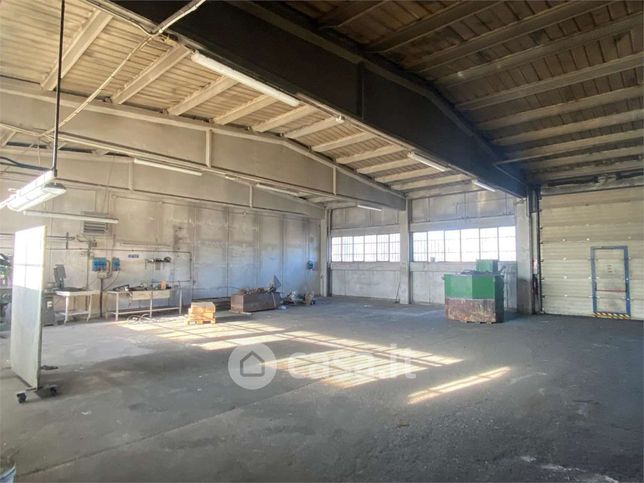 Capannone in commerciale in Via dell' Industria