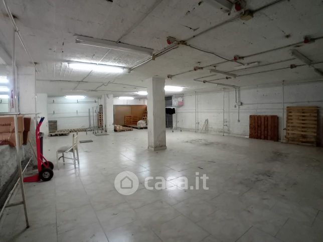 Negozio/locale commerciale in commerciale in Via Aielli