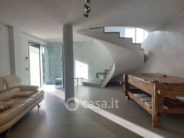 Ufficio in commerciale in Via A. Volta 13