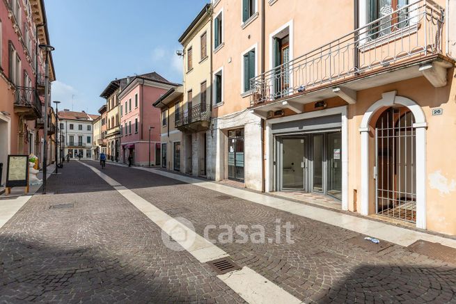 Negozio/locale commerciale in commerciale in Via Duomo 28