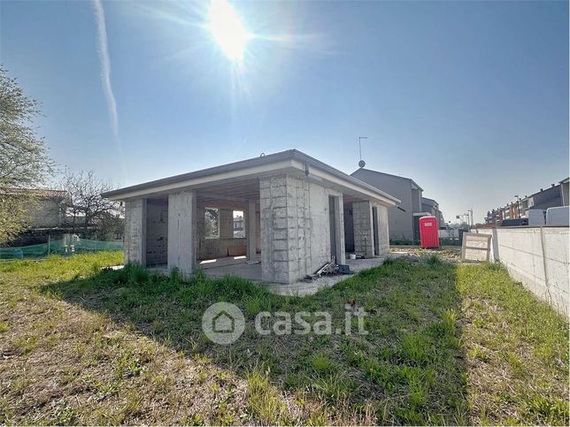 Casa indipendente in residenziale in 