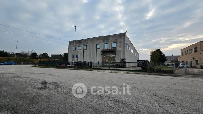 Capannone in commerciale in 