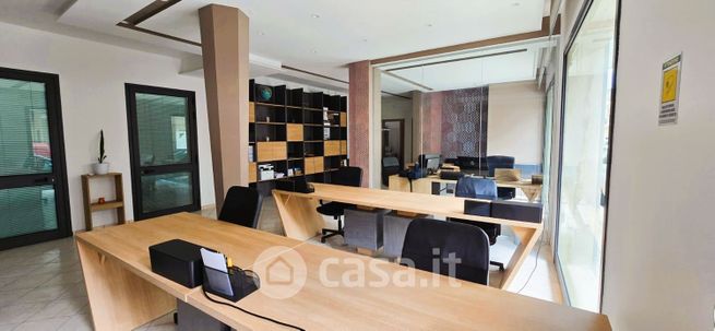 Ufficio in commerciale in Via Fratelli Cervi 18