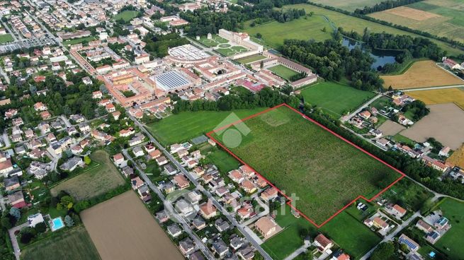 Terreno agricolo in commerciale in Via L. Camerini 47