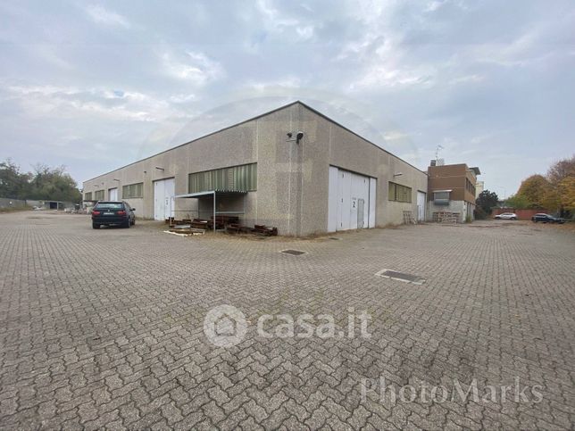 Capannone in commerciale in A51