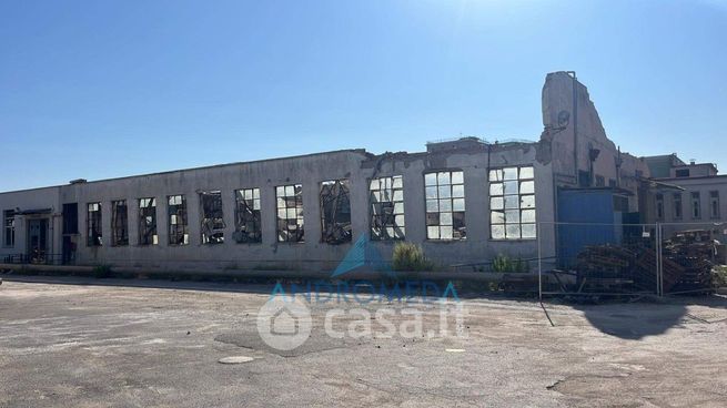 Capannone in commerciale in 