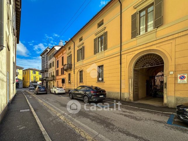 Ufficio in commerciale in Via Uberto Pallavicino 6