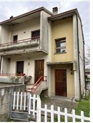 Casa indipendente in residenziale in Via europa 11