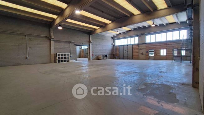 Capannone in commerciale in Via Martiri della LibertÃ 