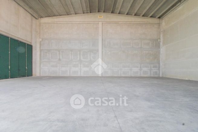 Capannone in commerciale in Via Faletti
