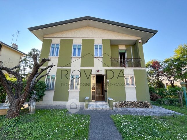 Casa indipendente in residenziale in 