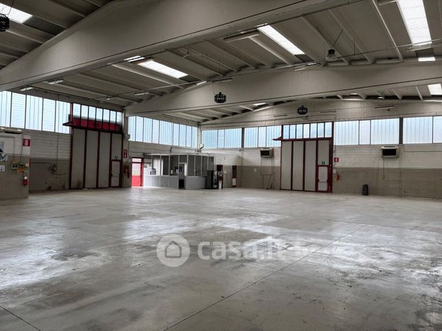 Capannone in commerciale in Via primo stucchi