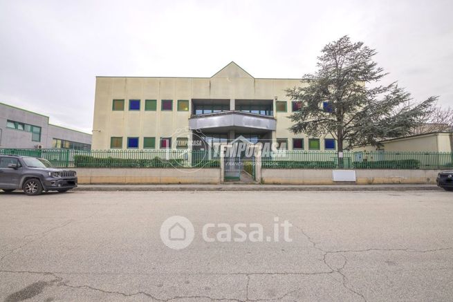 Capannone in commerciale in 