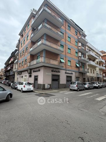 Negozio/locale commerciale in commerciale in Via Vittorio Veneto