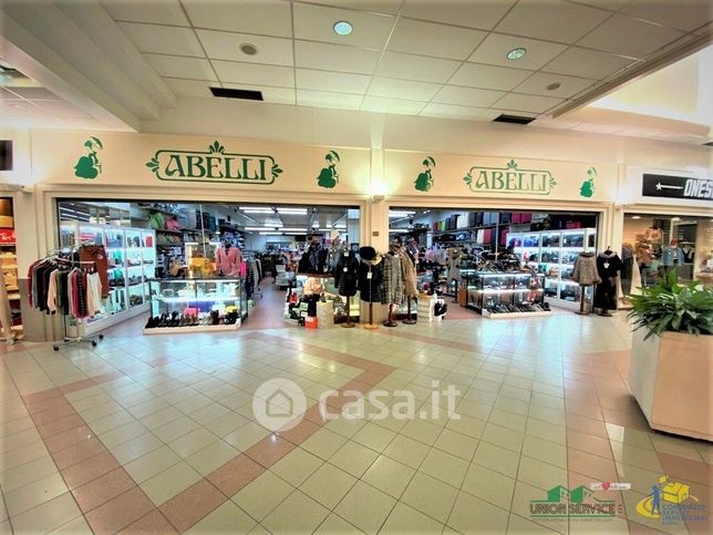 Negozio/locale commerciale in commerciale in Viale Sandro Pertini 1