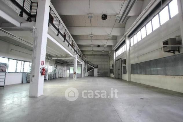 Capannone in commerciale in 