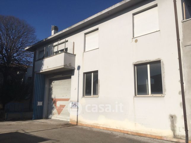 Capannone in commerciale in Via delle Ginestre 3