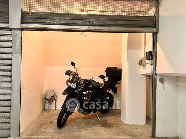 Box/posto auto in residenziale in Via Merani 1 R