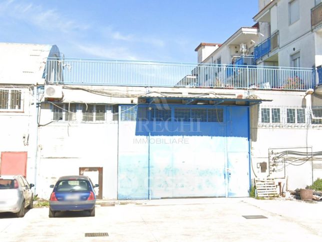 Capannone in commerciale in 