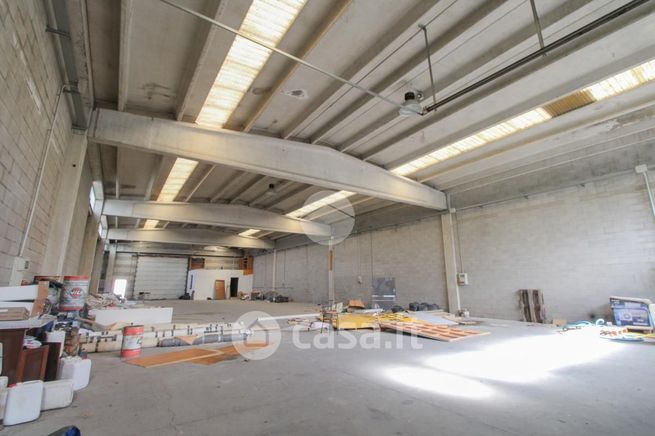 Capannone in commerciale in 