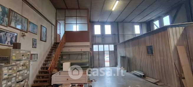 Capannone in commerciale in 