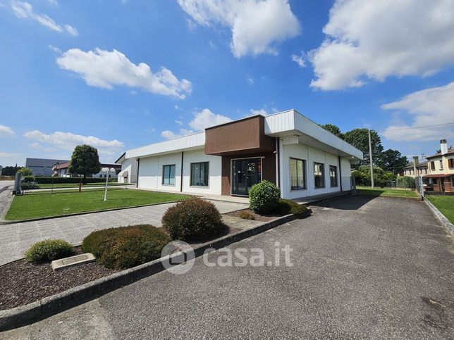 Capannone in commerciale in Via Enrico Mattei
