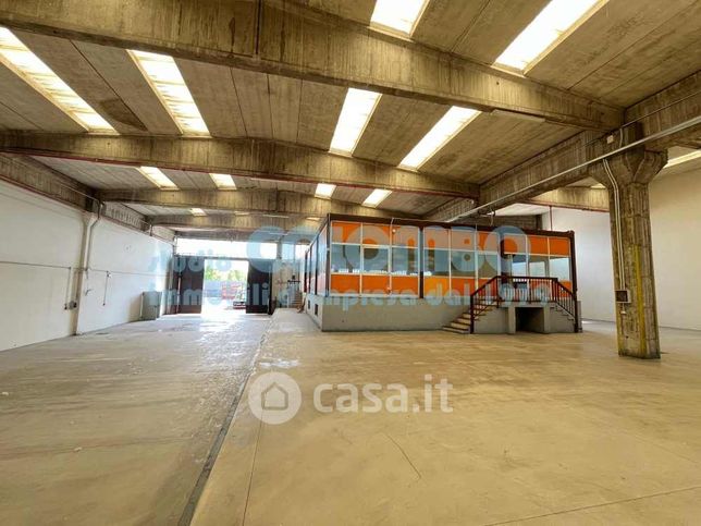 Capannone in commerciale in Via Dalmazia