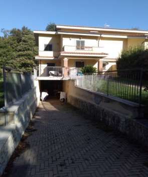 Villa in residenziale in Viale dei Tigli 52