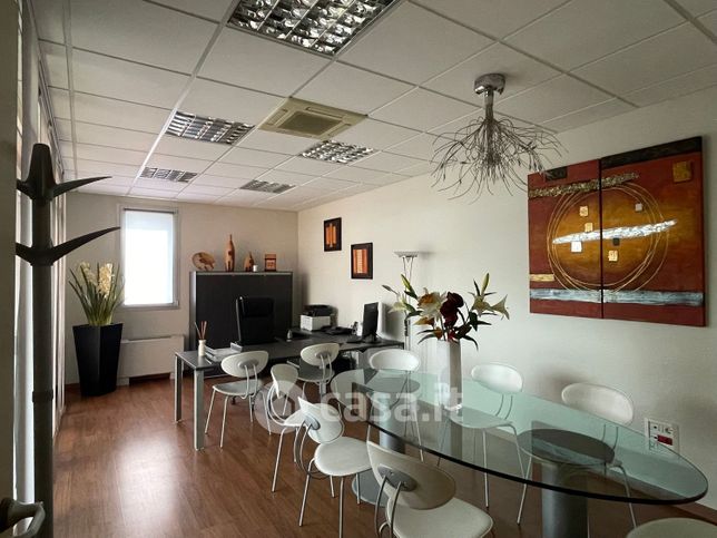 Ufficio in commerciale in Via Libero Comune 24