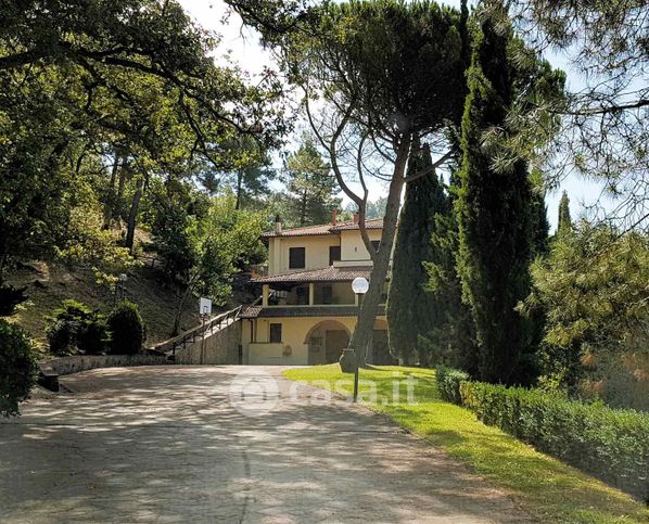 Casa bi/trifamiliare in residenziale in Località Valle