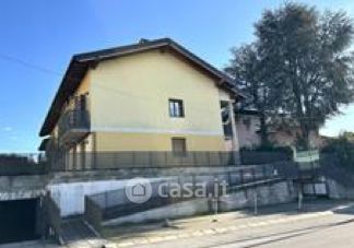 Box/posto auto in residenziale in Via E. de Amicis 23