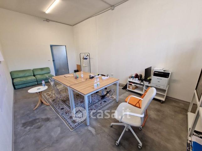 Ufficio in commerciale in Via Fiora 6