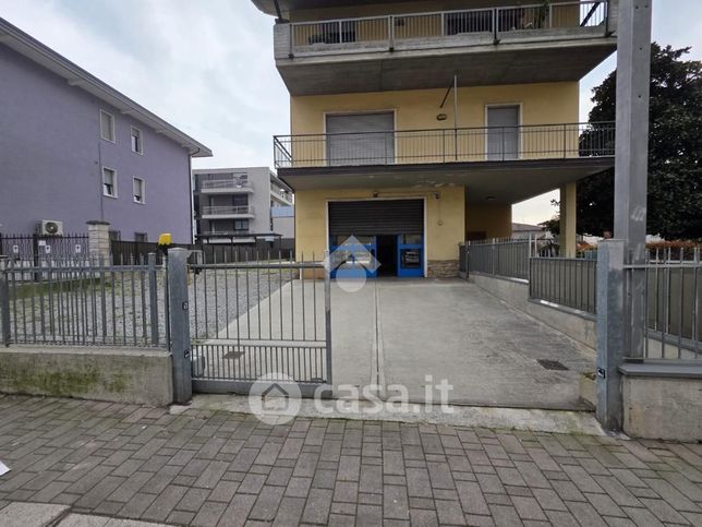 Capannone in commerciale in Via dei Prati 9