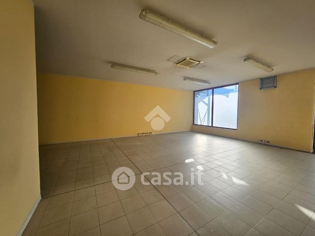 Ufficio in commerciale in Via Monte Grappa 84
