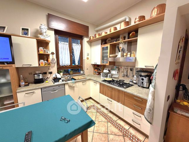 Casa bi/trifamiliare in residenziale in 